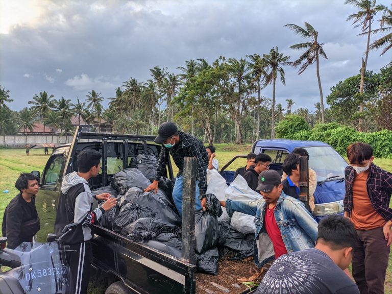 Kegiatan UKM : Menjalin kerukunan umat beragama dan peduli lingkungan, UKM Keagamaan STMIK Bandung Bali gelar aksi bersih-bersih sampah plastik di Pantai Saba Gianyar